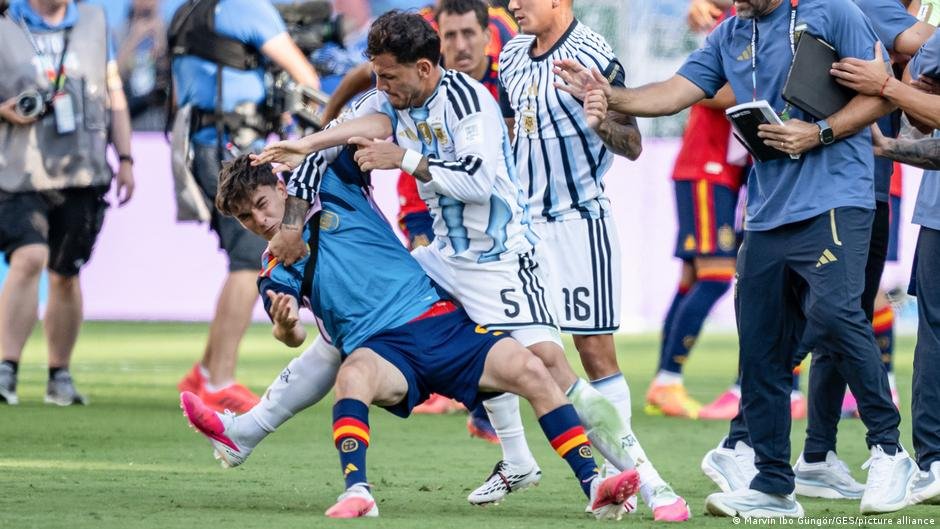 FIFA, finalin ardından yaşanan arbedeyi disiplin soruşturmasının merkezine aldı 2026 Dünya Kupası finalinde Arjantin ve İspanyol oyuncular arasındaki gerilim anı