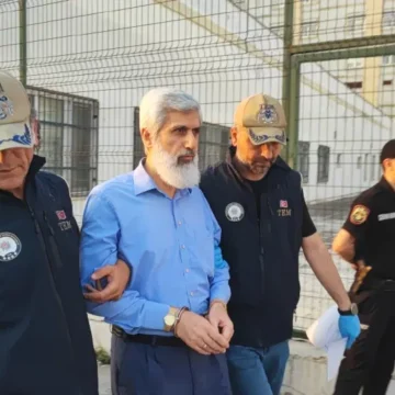 Alparslan Kuytul'un Adana'daki evinin önünde polis ekipleri. Adana'da polis ekiplerinin bir evin önündeki operasyonu