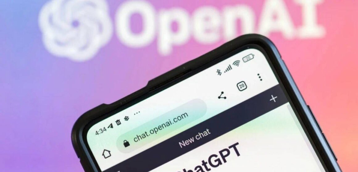 Akıllı telefonda parmak izi sensörüne dokunan bir parmak, mavi arayüz ışığıyla