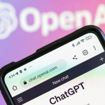 Akıllı telefonda parmak izi sensörüne dokunan bir parmak, mavi arayüz ışığıyla