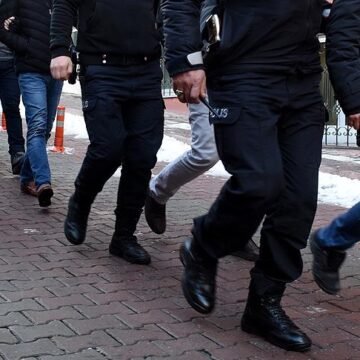 Etimesgut ve Sincan ilçelerinde gerçekleştirilen operasyonlarda 12 şüpheli tutuklandı. Ankara'da düzenlenen fuhuş operasyonunda görev alan polis ekipleri