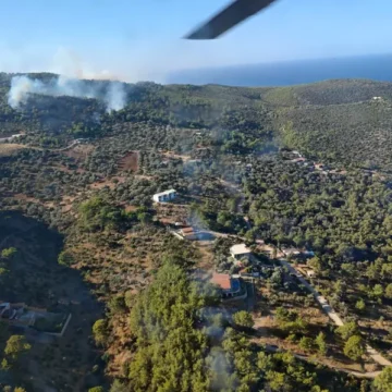 Kaş ilçesi Gelemiş Mahallesi'ndeki orman yangınına havadan ve karadan müdahale sürüyor. Antalya Kaş'ta ormanlık alanda helikopter ve arazözlerle yürütülen yangın müdahalesi