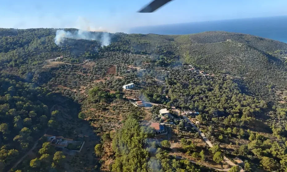 Antalya Kaş'ta ormanlık alanda helikopter ve arazözlerle yürütülen yangın müdahalesi