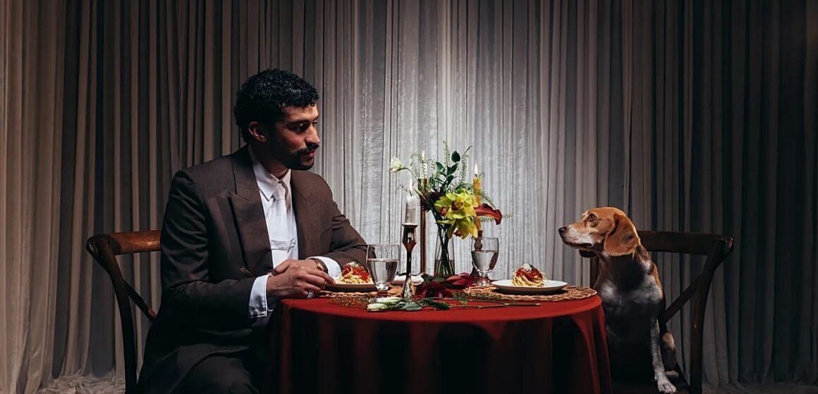 Dogue'un 2026 sayısında Eric Rojas imzalı Sansa fotoğrafı, insan yıldızların kapaklarından daha sıcak karşılandı. Bad Bunny'nin beagle cinsi köpeği Sansa, Dogue dergisinin 2026 kapağında spagetti tabağının başında