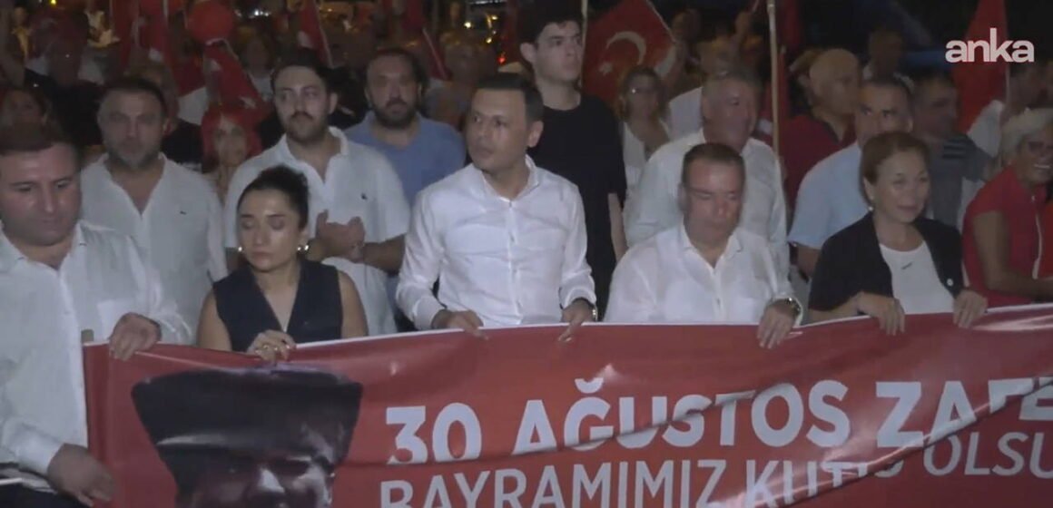 YENİ Parti'nin Bahçelievler Soğanlı Meydan'dan ilçe binasına gerçekleştirdiği 30 Ağustos yürüyüşü Bahçelievler'de 30 Ağustos Zafer Bayramı dolayısıyla düzenlenen yürüyüş ve fener alayı