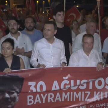 YENİ Parti'nin Bahçelievler Soğanlı Meydan'dan ilçe binasına gerçekleştirdiği 30 Ağustos yürüyüşü Bahçelievler'de 30 Ağustos Zafer Bayramı dolayısıyla düzenlenen yürüyüş ve fener alayı