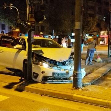 Bursa'da iki otomobil çarpıştı: 7 yaralı — olay yerinden bir kare. Bursa'da iki otomobilin çarpıştığı kaza yerinde hasarlı araçlar ve ekipler.