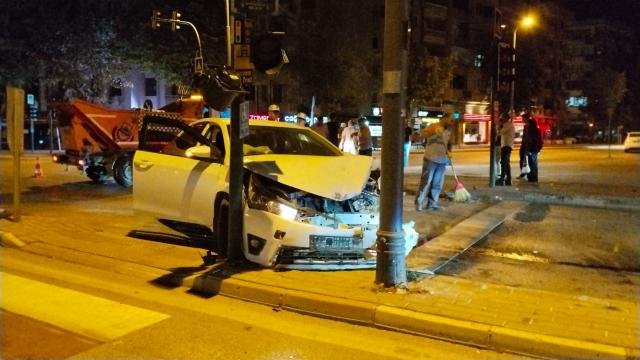Bursa'da iki otomobil çarpıştı: 7 yaralı — olay yerinden bir kare. Bursa'da iki otomobilin çarpıştığı kaza yerinde hasarlı araçlar ve ekipler.
