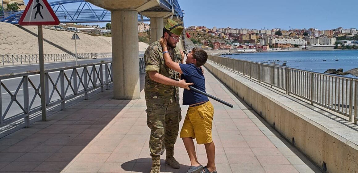 Ceuta-Fas sınır hattında İspanya tarafından kurulan çitlerin genel görünümü