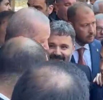 Cumhurbaşkanı Erdoğan, Marmaris Okluk Cumhurbaşkanlığı Konukevi'nde vatandaşlarla bir araya geldi. (AA) Cumhurbaşkanı Erdoğan Marmaris Okluk Konukevi'nde vatandaşlarla buluştu