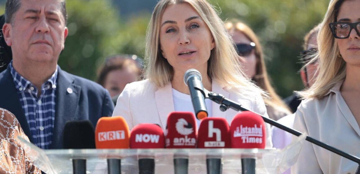 Dilek İmamoğlu, ADA'nın 43'üncü buluşmasında savunma hakkı ve tutukluluk koşullarını eleştirdi. Dilek İmamoğlu, Silivri'de düzenlenen ADA'nın 43'üncü buluşmasında adalet çağrısı yaparken