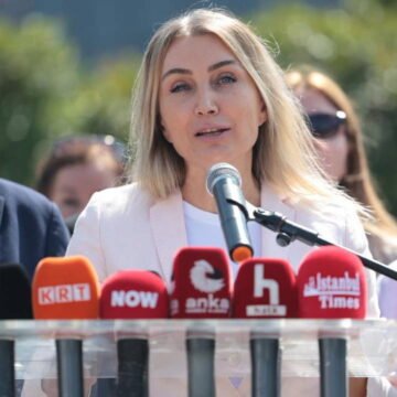 Dilek İmamoğlu, ADA'nın 43'üncü buluşmasında savunma hakkı ve tutukluluk koşullarını eleştirdi. Dilek İmamoğlu, Silivri'de düzenlenen ADA'nın 43'üncü buluşmasında adalet çağrısı yaparken