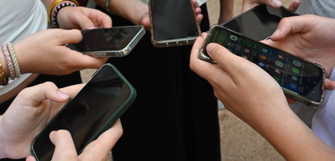 Fransa'da lise koridorunda cep telefonu yasağına ilişkin haber fotoğrafı
