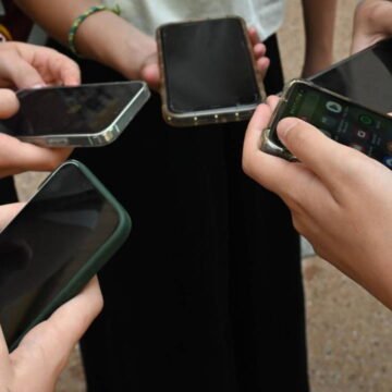 Fransa'da lise koridorunda cep telefonu yasağına ilişkin haber fotoğrafı