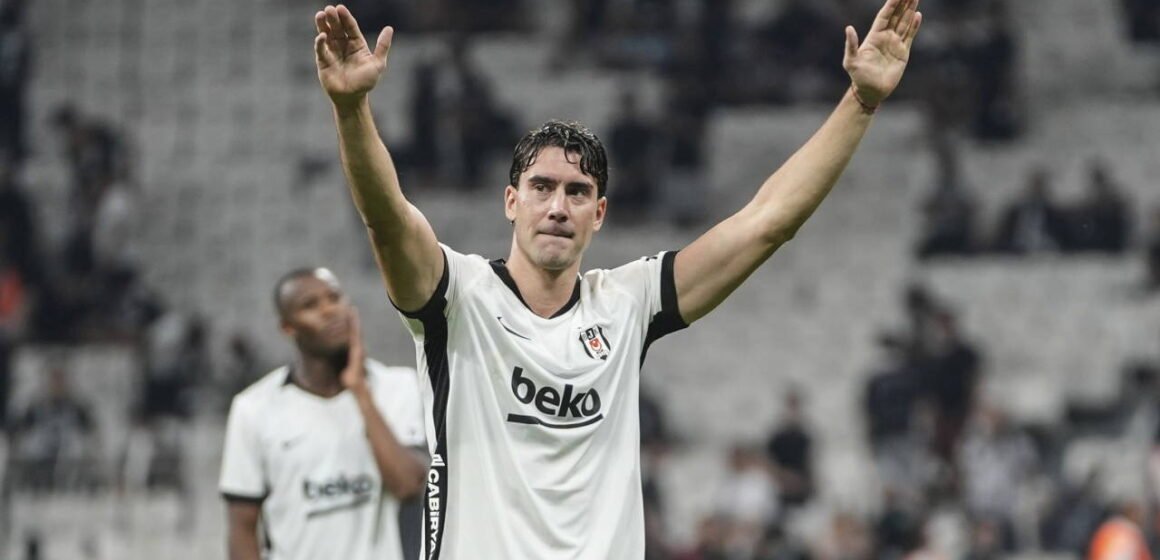 Beşiktaş, Avrupa Ligi play-off ilk maçında Kaunas'ı 3-0 mağlup etti. Hyeon-gyu Oh, Beşiktaş formasıyla Kaunas'a attığı golün ardından takım arkadaşlarıyla kutlama yapıyor