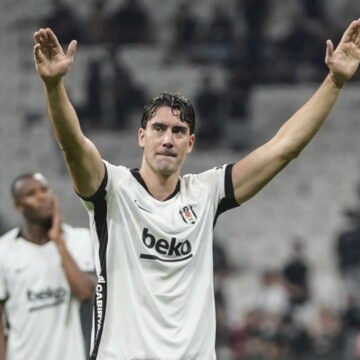 Beşiktaş, Avrupa Ligi play-off ilk maçında Kaunas'ı 3-0 mağlup etti. Hyeon-gyu Oh, Beşiktaş formasıyla Kaunas'a attığı golün ardından takım arkadaşlarıyla kutlama yapıyor