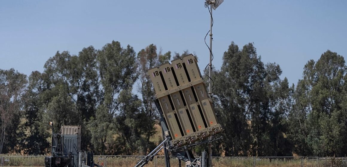 İsrail Savunma Bakanlığı, Yunanistan ile çok katmanlı hava savunma anlaşmasının imzalandığını açıkladı İsrail ve Yunanistan temsilcileri savunma anlaşmasını imzalarken
