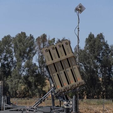 İsrail Savunma Bakanlığı, Yunanistan ile çok katmanlı hava savunma anlaşmasının imzalandığını açıkladı İsrail ve Yunanistan temsilcileri savunma anlaşmasını imzalarken