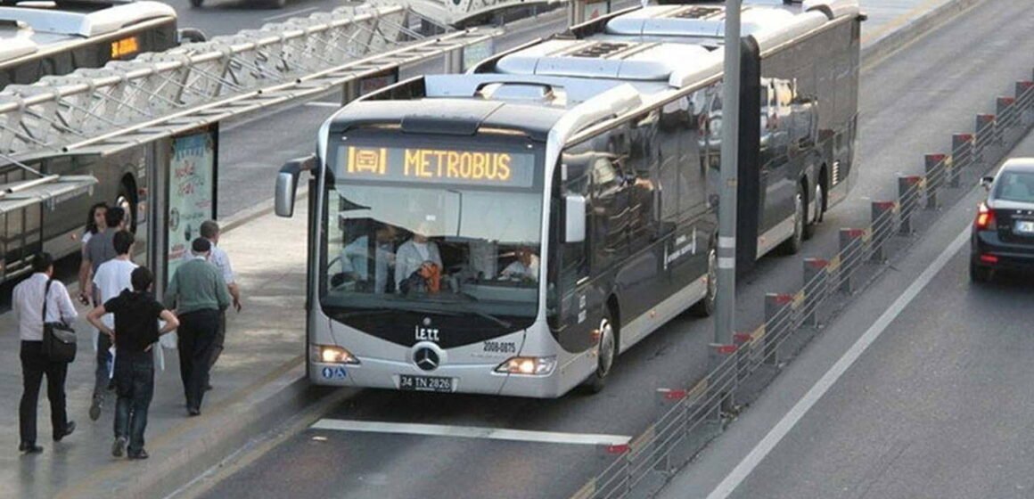 İstanbul'da metro istasyonunda yolcuların turnikelerden geçişi
