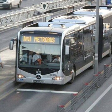 İstanbul'da metro istasyonunda yolcuların turnikelerden geçişi