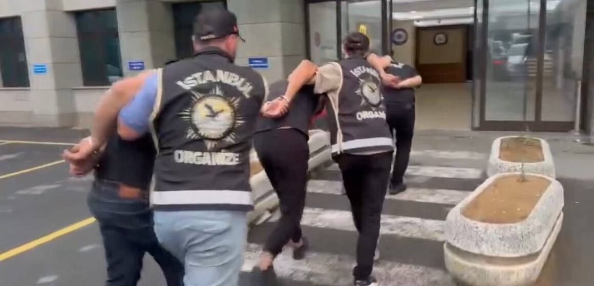 İstanbul'da silah kaçakçılarına yönelik operasyonda ele geçirilen tabanca ve şarjörlerin arandığı araç
