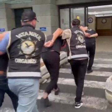 İstanbul'da silah kaçakçılarına düzenlenen operasyonda 120 tabanca ve 120 şarjör ele geçirildi (DHA) İstanbul'da silah kaçakçılarına yönelik operasyonda ele geçirilen tabanca ve şarjörlerin arandığı araç