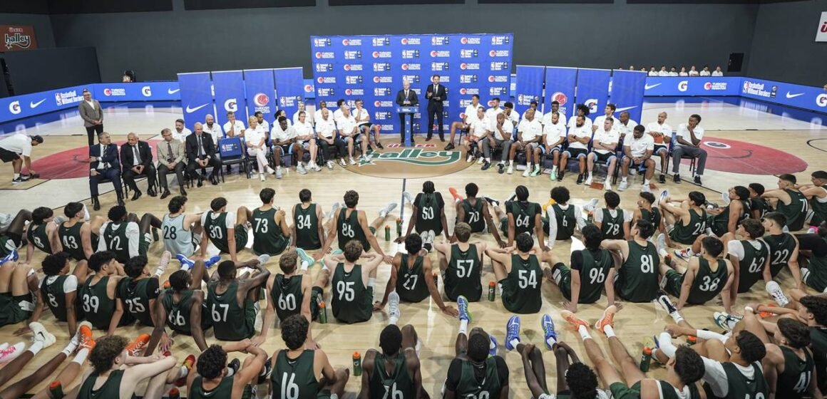BWB Next Up erkekler kampı, dört günlük programın ardından İstanbul'da sona erdi. İstanbul'daki BWB Next Up erkekler kampından bir antrenman ve ödül töreni görüntüsü