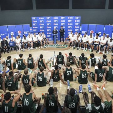 İstanbul'daki BWB Next Up erkekler kampından bir antrenman ve ödül töreni görüntüsü