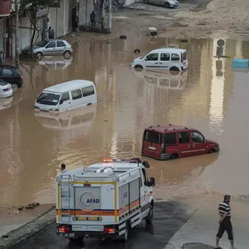 Karadeniz kıyısında şiddetli yağışın etkili olduğu bir şehir manzarası