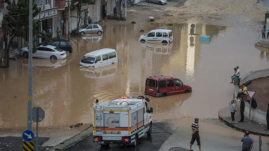 Samsun ve Ordu için turuncu kodlu uyarı verildi, yağış metrekareye 100 kilograma yaklaşabilir. Karadeniz kıyısında şiddetli yağışın etkili olduğu bir şehir manzarası
