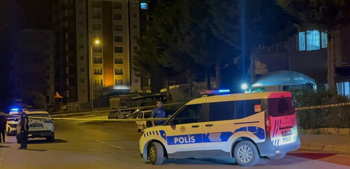 Şirintepe Mahallesi'nde yaşanan bıçaklı kavgada yaralılara ilk müdahale olay yerinde yapıldı Kayseri Melikgazi'de baba-oğul arasında çıkan bıçaklı kavga sonrası olay yerine sevk edilen polis ve sağlık ekipleri