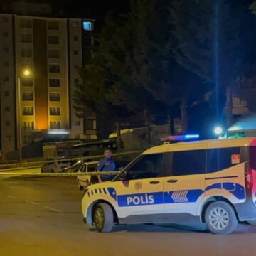Kayseri Melikgazi'de baba-oğul arasında çıkan bıçaklı kavga sonrası olay yerine sevk edilen polis ve sağlık ekipleri