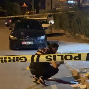 Şirintepe Mahallesi'nde yaşanan bıçaklı kavgada polis biber gazıyla müdahale etti; yaralılar hastanelere kaldırıldı. Kayseri Melikgazi'de baba-oğul arasında çıkan bıçaklı kavgaya polis ekiplerinin müdahale ettiği an