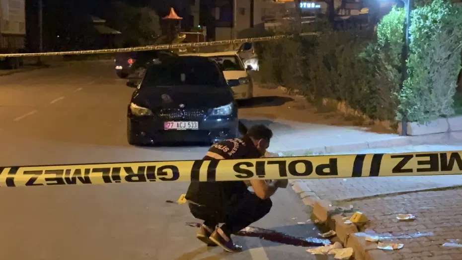 Şirintepe Mahallesi'nde yaşanan bıçaklı kavgada polis biber gazıyla müdahale etti; yaralılar hastanelere kaldırıldı. Kayseri Melikgazi'de baba-oğul arasında çıkan bıçaklı kavgaya polis ekiplerinin müdahale ettiği an