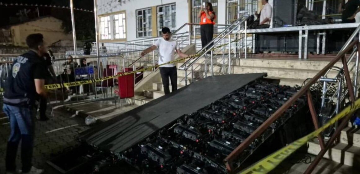 Kebandaki festival alanında rüzgar nedeniyle devrilen LED ekran