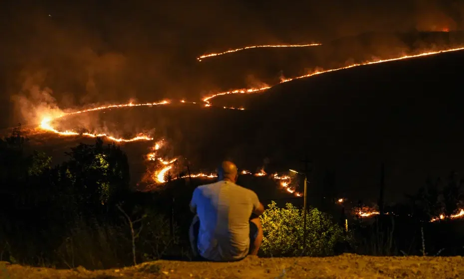 Mamak'ta çıkan yangın itfaiye ekiplerinin 8 saatlik çalışmasıyla kontrol altına alındı. Mamak ilçesinde itfaiye ekiplerinin müdahale ettiği yangın anı