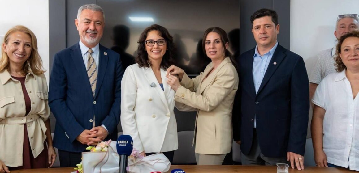 YENİ Parti Muğla İl Başkanlığı'nda düzenlenen katılım programında Başkan Aras'a rozeti takıldı. Menteşe Belediye Başkanı Gonca Köksal Aras'a YENİ Parti rozeti takılması