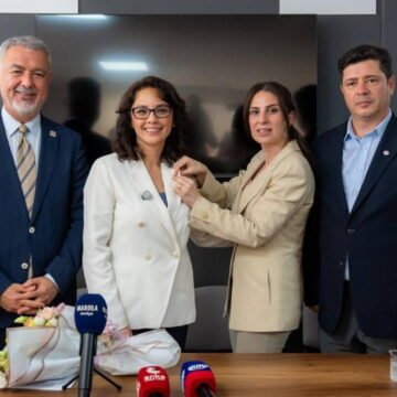 Menteşe Belediye Başkanı Gonca Köksal Aras'a YENİ Parti rozeti takılması