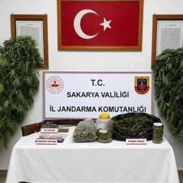 Sakarya'da iki ilçede düzenlenen operasyonda çok sayıda uyuşturucu ve sahte alkol malzemesi ele geçirildi Sakarya'nın Karasu ve Pamukova ilçelerinde jandarmanın yürüttüğü uyuşturucu ve kaçakçılık operasyonu