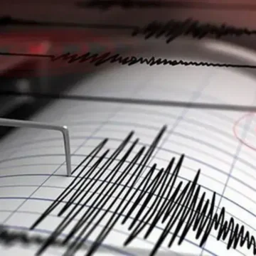 Simav'da 3,3 büyüklüğünde depremin hissedildiği bir yerleşim alanının gece görünümü