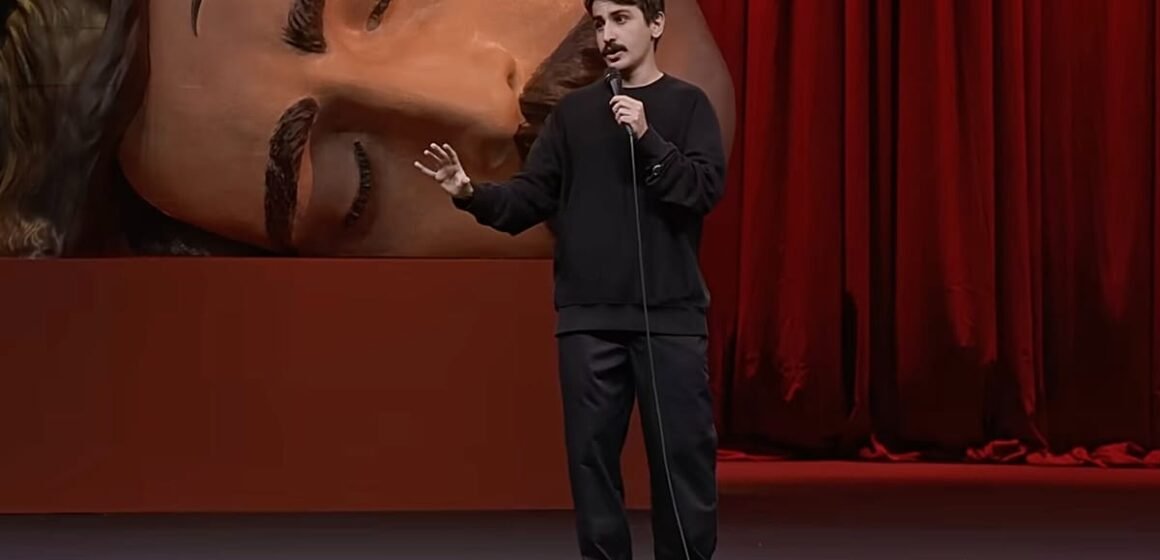 "Ölü Deniz" stand-up gösterisi dosyanın merkezindeki içerik. Stand-up sahnesinde mikrofon ile gösteri yapan bir komedyen