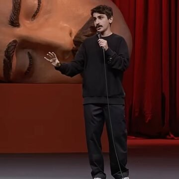 "Ölü Deniz" stand-up gösterisi dosyanın merkezindeki içerik. Stand-up sahnesinde mikrofon ile gösteri yapan bir komedyen