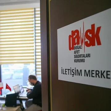 Tapu senedi, anahtar ve DASK poliçesi temalı masa üstü görüntüsü