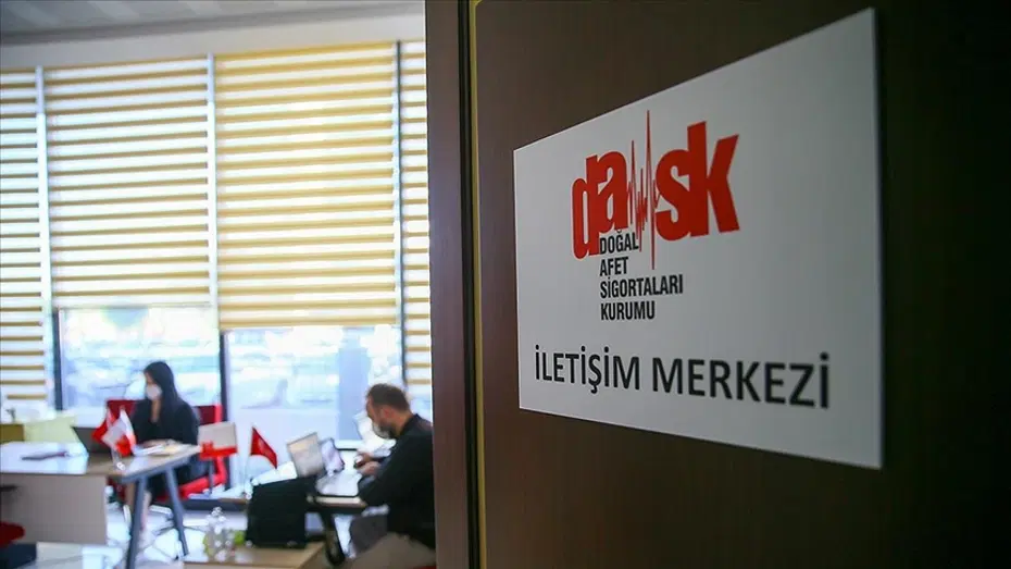 Ev alım satımında DASK poliçesinin devri artık mümkün değil; yeni malik ayrı sözleşme düzenleyecek. Tapu senedi, anahtar ve DASK poliçesi temalı masa üstü görüntüsü