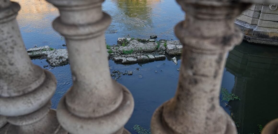 Tiber Nehri yatağında su seviyesinin düşmesiyle ortaya çıkan antik Roma köprüsü Pons Neronis kalıntıları