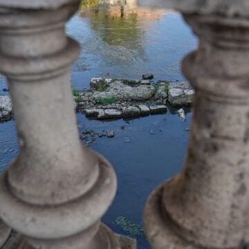 Roma'da kuraklık nedeniyle çekilen Tiber Nehri'nin yatağında Pons Neronis'in kemerleri ve taş blokları görünür hâle geldi. Tiber Nehri yatağında su seviyesinin düşmesiyle ortaya çıkan antik Roma köprüsü Pons Neronis kalıntıları