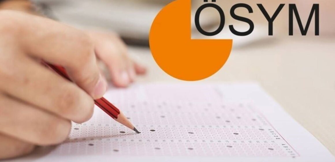 Üniversite sınavına hazırlanan öğrencilerin ders çalıştığı masa düzeni
