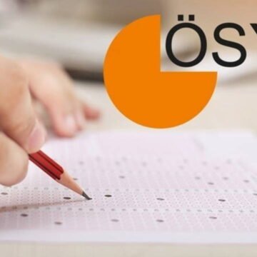2026 YKS ek tercihleri için hazırlık yapan adaylar, kılavuzun yayımlanmasını bekliyor. Üniversite sınavına hazırlanan öğrencilerin ders çalıştığı masa düzeni