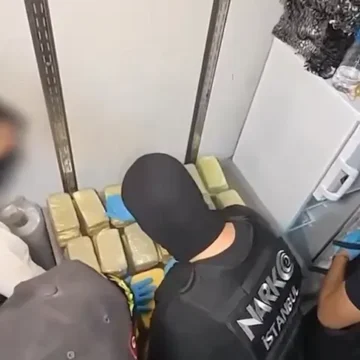 İçişleri Bakanlığının 71 ilde düzenlediği uyuşturucu operasyonunda sahada 4 bin 826 personel ve 48 narkotik köpeği görev aldı. Uyuşturucu operasyonunda görev alan narkotik ekipleri ve dedektör köpeği