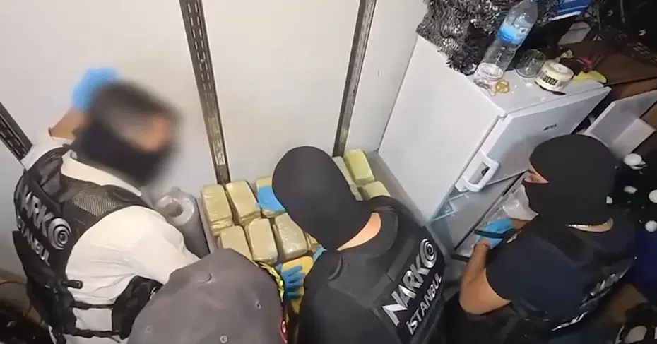 İçişleri Bakanlığının 71 ilde düzenlediği uyuşturucu operasyonunda sahada 4 bin 826 personel ve 48 narkotik köpeği görev aldı. Uyuşturucu operasyonunda görev alan narkotik ekipleri ve dedektör köpeği